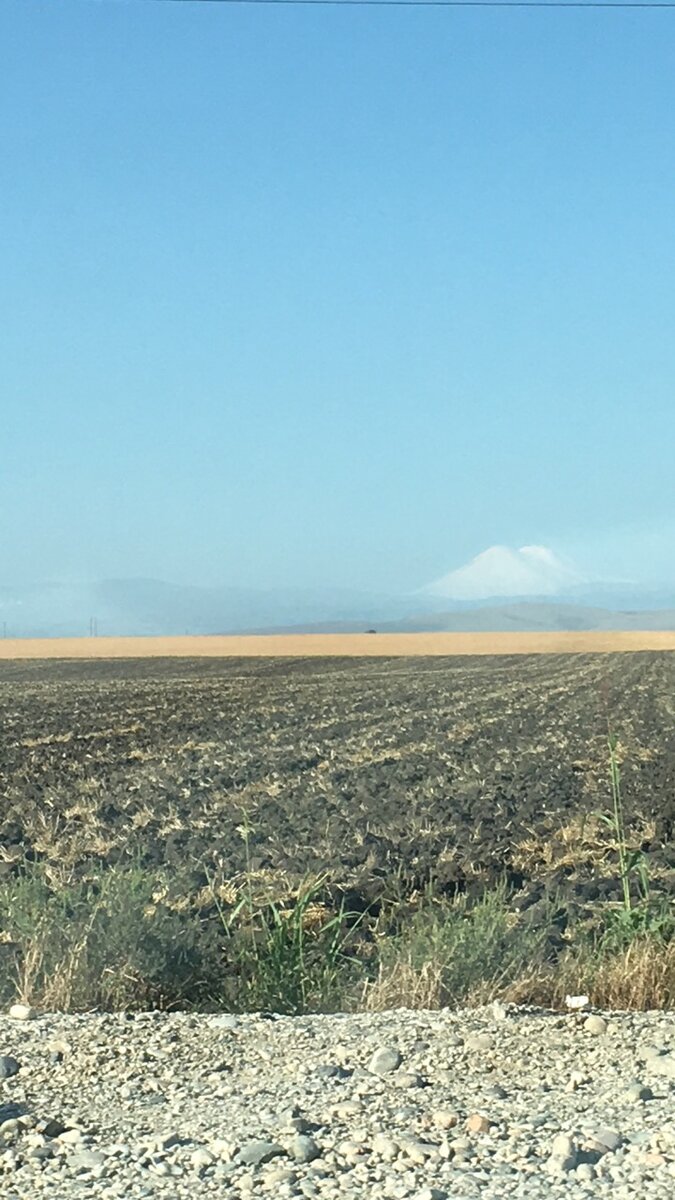 Эльбрус - это белая шапка вдалеке.