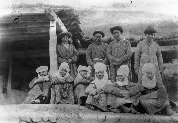 Киргиз 18. Киргизы 19 века. Кыргызы 20 век. Киргизы 1910 год. Старый казах.