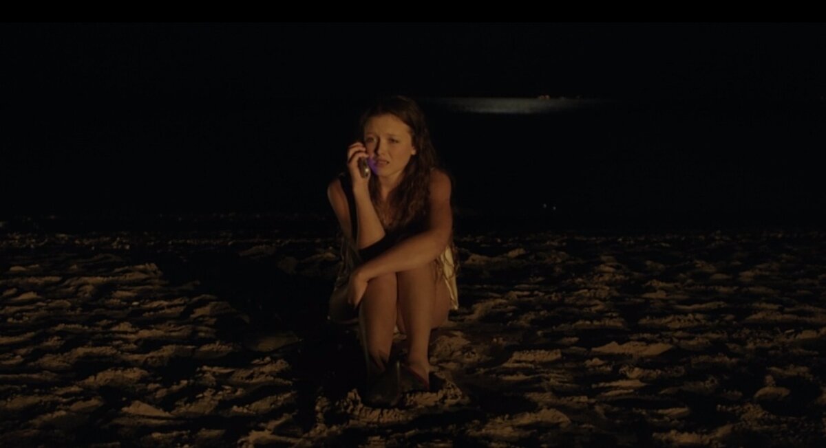 Оно следует за тобой. It follows (Дэвид Роберт Митчелл, 2014). Оливия Луккарди оно 2014. Майка Монро оно следует за тобой. Оно/оно следует за тобой (2014).