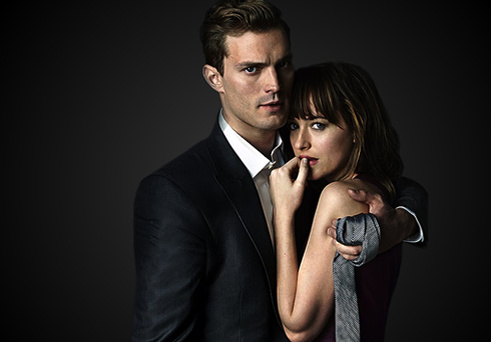 Некоторые из лучших проявлений современной культуры – вера в демократию, равенство, стремление к консенсусу и компромиссу, справедливость, взаимная терпимость – могут в случае их слишком буквального переноса на территорию спальни сделать секс очень скучным. Сексуальное желание – это одно, гражданское сознание – совсем другое. Оно управляется совершенно иными законами. Просвещённый эгалитаризм – серьёзнейшее преимущество современного общества, но он также способен оказывать негативное влияние на эротическую сторону жизни.