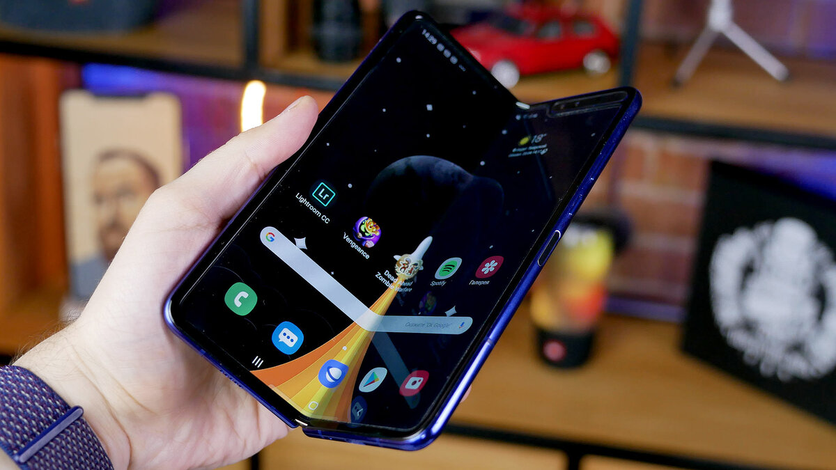 Экран коммерческого образца Samsung Galaxy Fold сломался через сутки после  распаковки | Wylsacom Media | Дзен