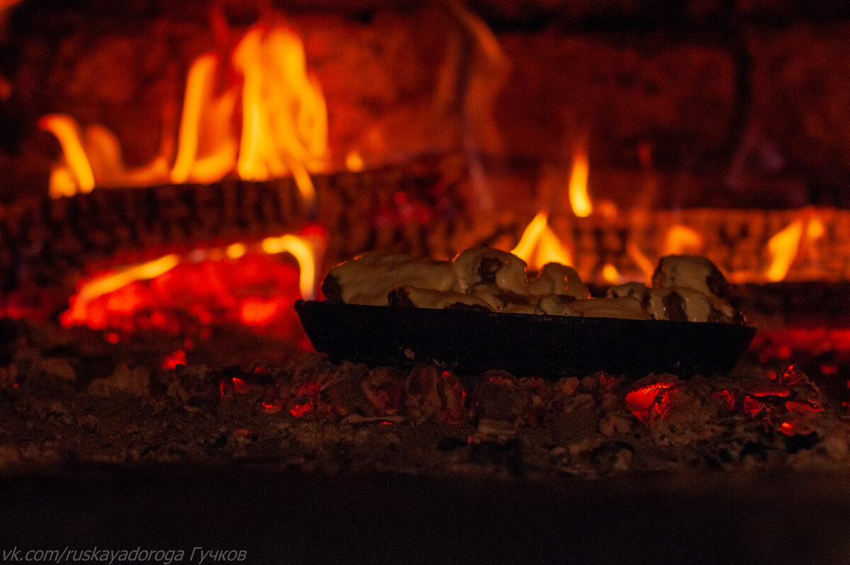 На сковороде готовится традиционная белорусская закуска к блинам - Мачанка