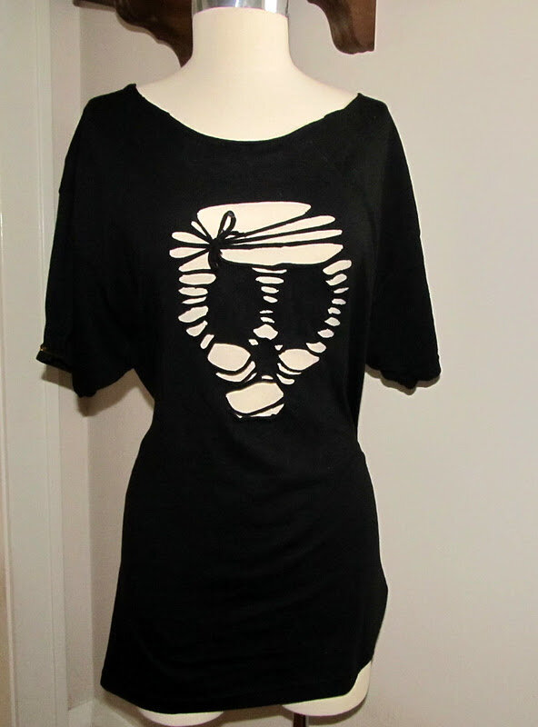 Вырезаются прорези по схеме, имитирующей череп. https://www.musely.com/tips/Skull-Cut-Out-Tee--DIY/27702751