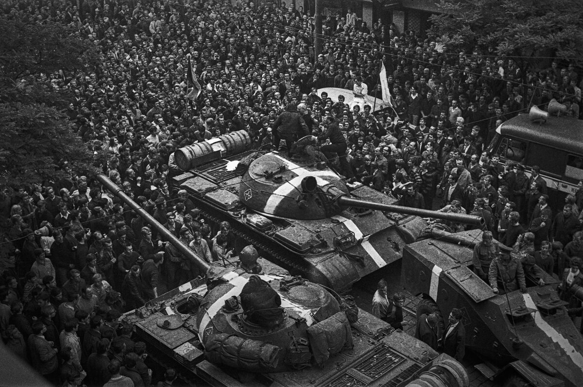 Событие в чехословакии 1968. Операция Дунай 1968. Ввод войск в Чехословакию. Вторжение в Чехословакию. Операция Дунай Советская техника.