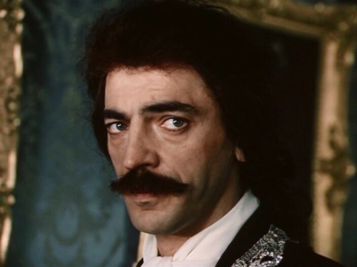 Единственный, кто вызывает кое-какую симпатию и — понимание — это кавалер де Брильи в исполнении Михаила Боярского. 