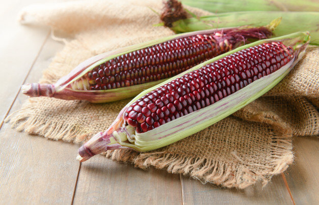 Фенольные соединения придают пурпурной кукурузе такой оттенок. 