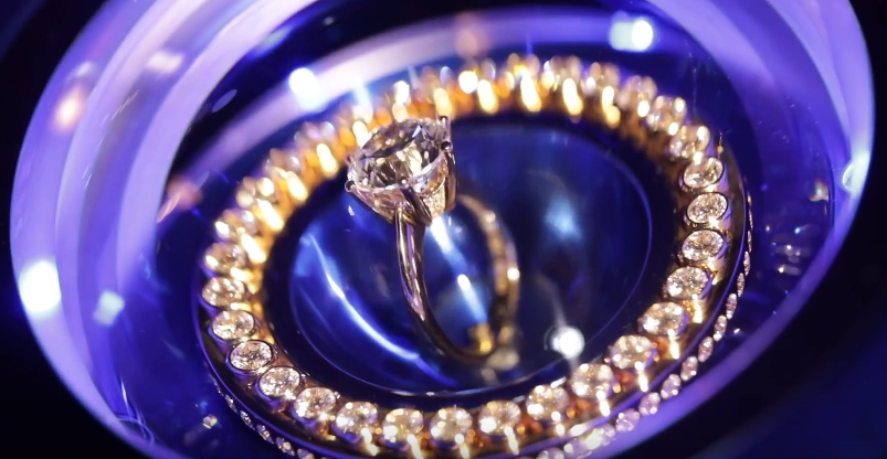 бриллиантовое кольцо встроенно в мотоцикл.