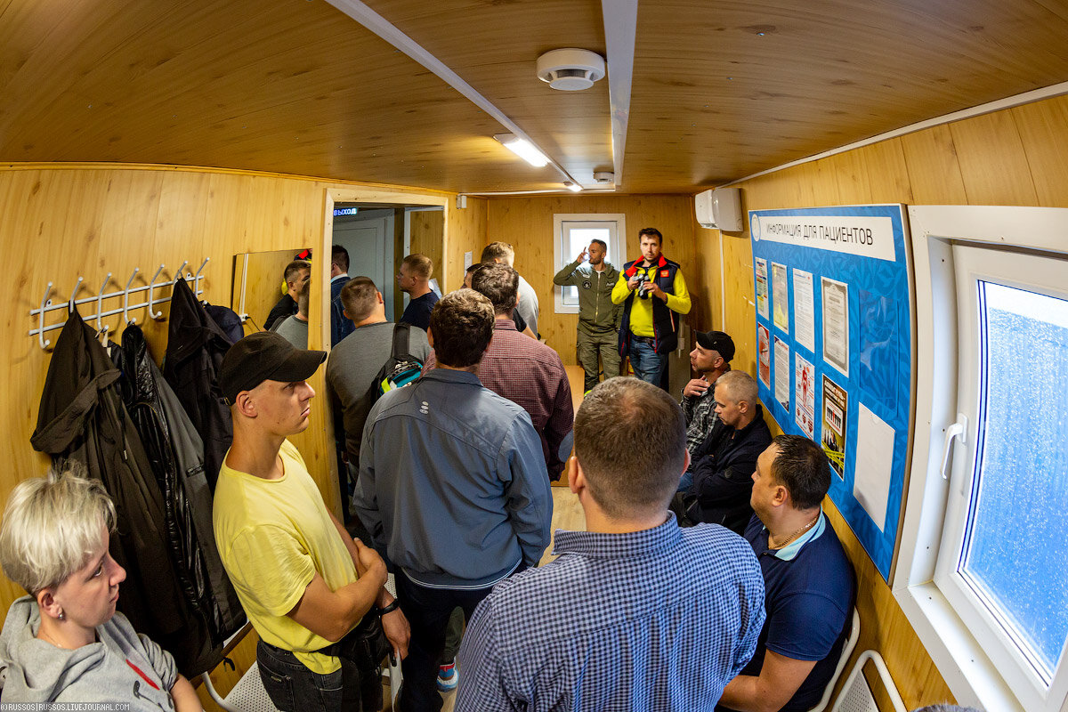 Бабульки в электричке. Проходящие пассажирские. Поезда ночью на вокзале. Проходящие пассажирские. Вахте.