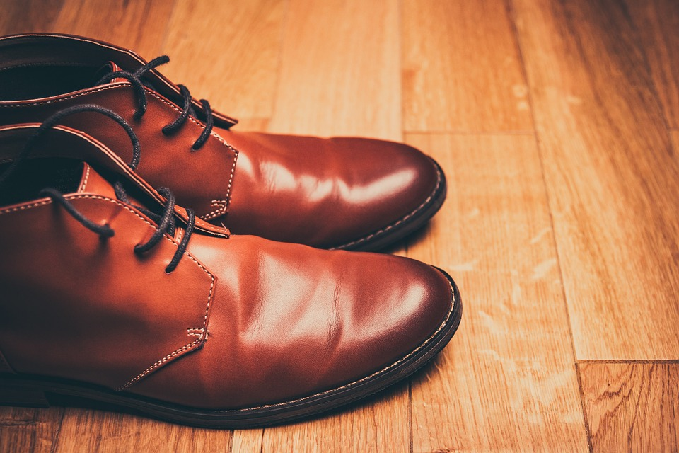 https://cdn.pixabay.com/photo/2016/01/19/18/06/brown-shoes-1150071_960_720.jpg