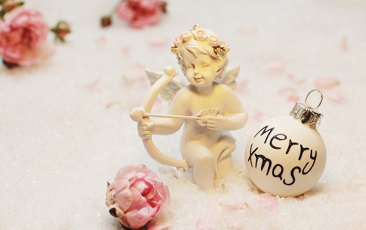 https://pixabay.com/photos/love-angel-angel-amor-merry-xmas-1889434/