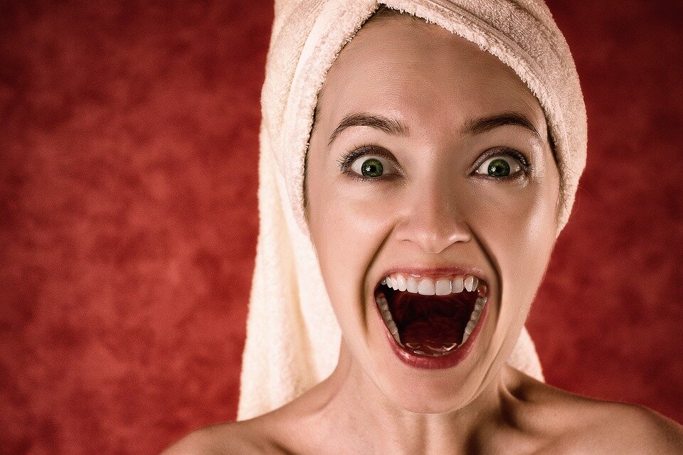 https://cdn.pixabay.com/photo/2017/02/24/07/45/blonde-2094172_960_720.jpg