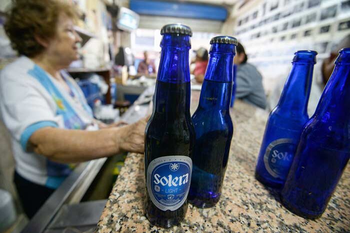 Пиво в Венесуэле продаётся в бутылках объемом 220 миллилитров, то есть примерно стакан. При этом все остальные спиртные напитки можно купить во вполне привычной таре.