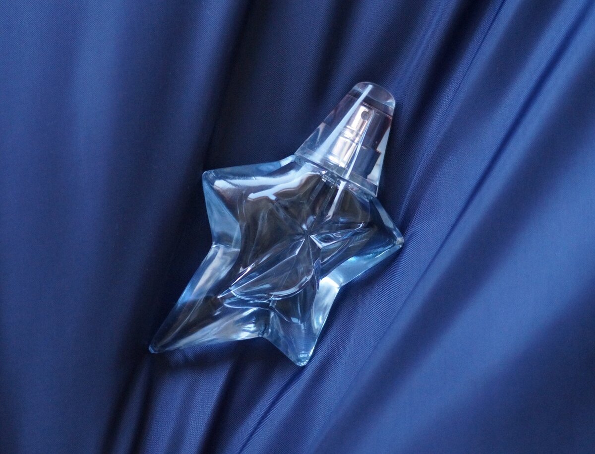 https://pixabay.com/photos/perfume-aroma-bottle-blue-surface-1661614/