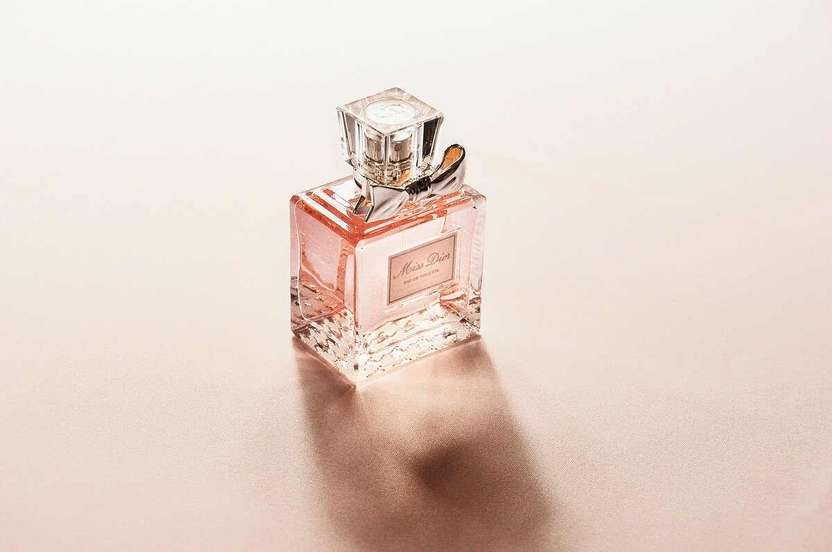 https://pixabay.com/photos/perfume-bottle-fragrance-smell-2574073/