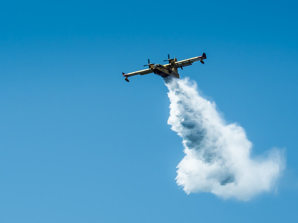 https://pixabay.com/photos/air-festival-flight-aircraft-smoke-2576315/