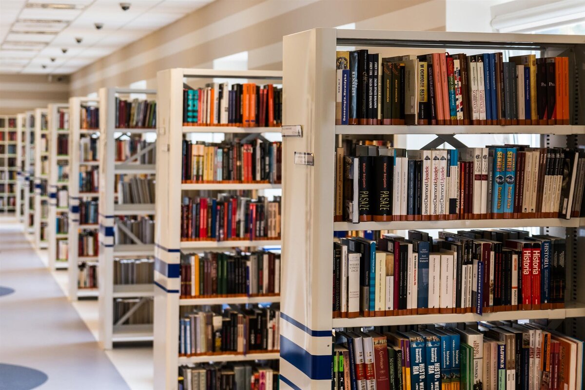 https://www.pexels.com/photo/row-of-books-in-shelf-256541/