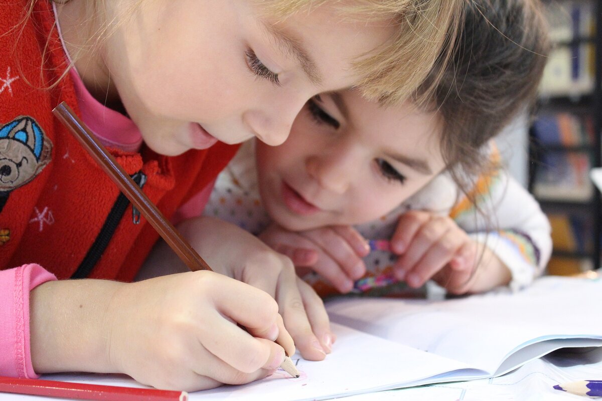 https://pixabay.com/photos/kids-girl-pencil-drawing-notebook-1093758/