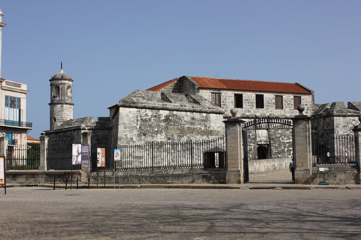 Старейшая площадь Гаваны, с большим количеством достопримечательностей: Памятник Карлосу Мануэлю де Сеспедесу, Крепость Ла-Реаль-Фуэрса, Дворец капитан-генералов, Дворец графа Сантовения, Музей-часовня. 