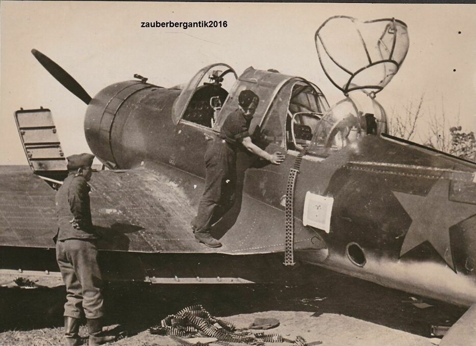 Су-2 в немецком плену. Редкий  советский бомбардировщик ближнего действия первого периода Великой Отечественной войны. Сочетал в себе передовые технологии изготовления и высокую живучесть. Снят с производства по причине эвакуации предприятий. Всего было выпущено 800 Су-2 и его модификации Су-4. 