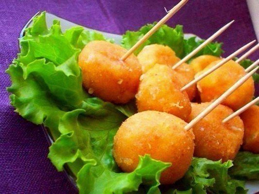
Сырные шарики — очень вкусное и популярное блюдо. Существует много способов их приготовить. 

Ингредиенты:

Сыр твердый — 200 г
Яйца куриные — 3 шт.
Чеснок — 2–3 зубчика
Мука пшеничная в/с — 1-2 ст. л.
Масло растительное для жарки
Соль — по вкусу

Приготовление:

1. Натереть на мелкой терке сыр.
2. Посолить, поперчить, добавить яйца и перемешать.
3. Почистить и измельчить чеснок. Положить измельченный чеснок в тесто и добавить муку, вымесить крутое тесто (если муки будет мало, добавьте еще), из которого можно сформовать шарики.
4. Взять кусочек теста, сформировать из него шарик и обвалять в муке.
5. Выложить их надо на предварительно раскаленную сковородку и жарить в большом количестве растительного масла с двух сторон до золотистой корочки. Когда пожарятся, выложить их на бумажное полотенце, чтобы удалить лишний жир.
6. Сырные шарики с чесноком готовы. Положите их на тарелку и подавайте.

Приятного аппетита!