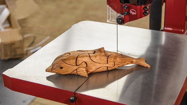 с сайта - http://scrollsawer.com/2019/04/01/we-review-the-new-pegas-scroll-band-saw/