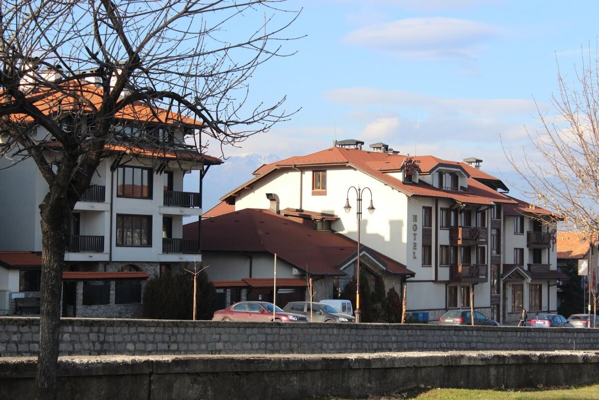Банско, Болгария. Конец ноября 2017 г. Линии города - взгляд за реку. Фото из личного архива автора статьи
