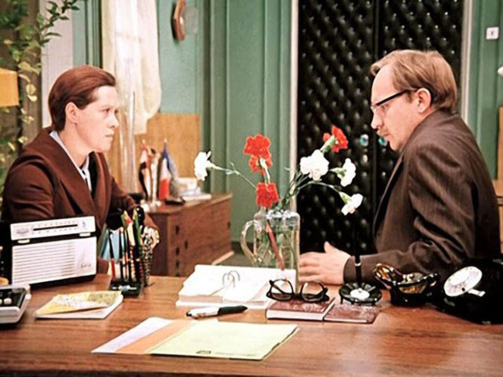 Картина из кинофильма "Служебный роман"