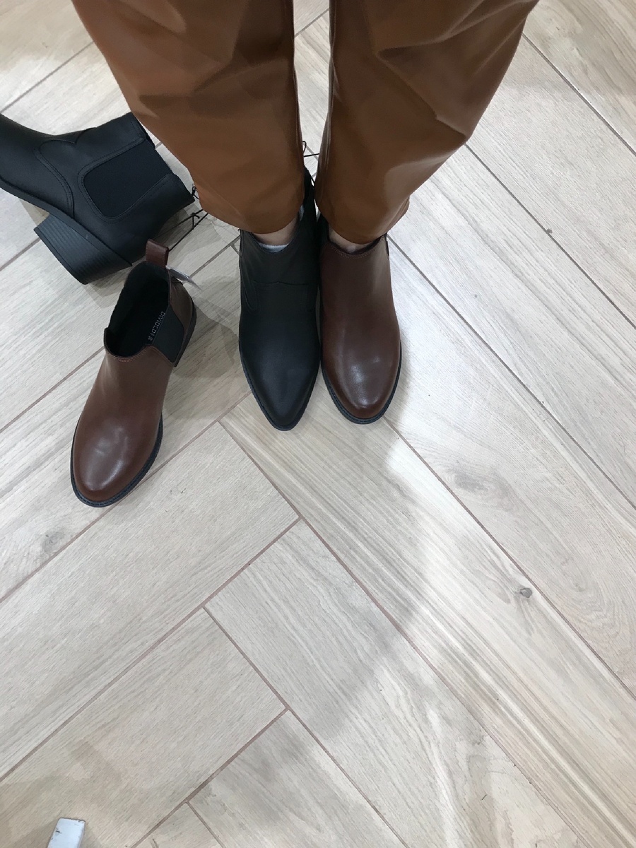 К брюкам подбирала Обувь. Купила в итоге чёрные. Но к этим брюкам все таки нужна другая пара.