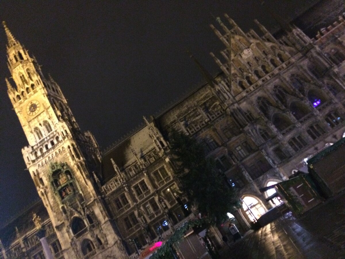 Фотоаппарат мы на ужин не взяли. Ратуша была столь огромна, что в обычном положении целиком (или почти целиком) в кадр не влезала. Фото Сергея Кудрявцева