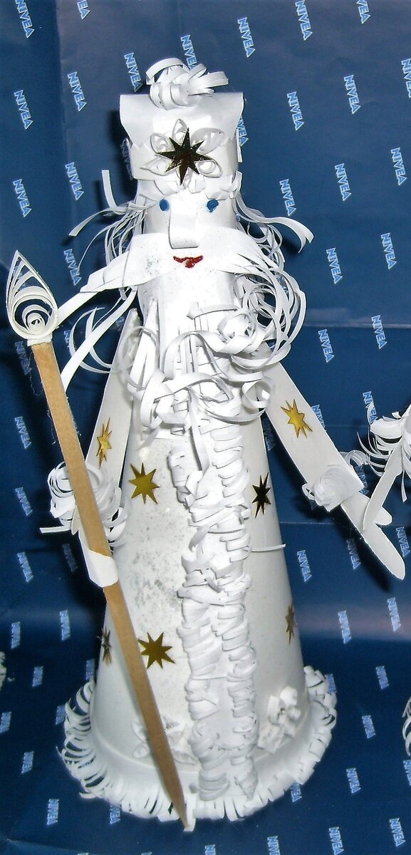 Дед Мороз из обычного ватмана.