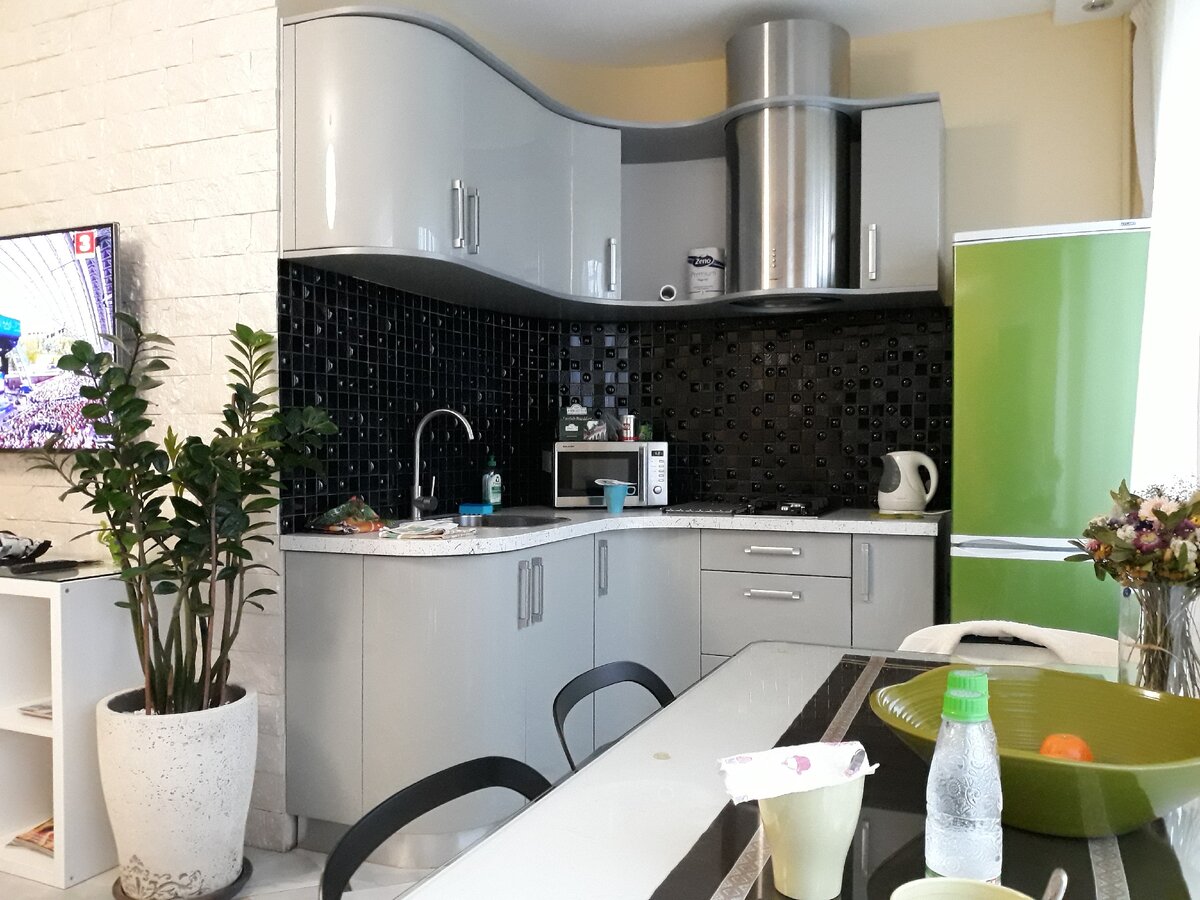 Кухня современная, чистая и уютная, с белорусским холодильником Минск