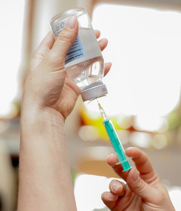 https://pixabay.com/photos/vaccination-syringe-healthcare-2725065/