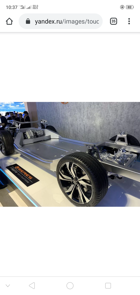 Главным достоинством Seres SF5 2019 является техническая составляющая, представленная парой электрических моторов, суммарная мощность которых равняется 693 лошадиным силам. Автомобиль должен разгоняться до сотни всего за 4.8 секунды. Позже это утверждение должен подтвердить тест-драйв. Максималка тут ограничена на отметке в 230 километров в час, а дальность пробега от одного заряда батареи составит 600 километров.