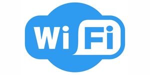 В первое время после появления интернета каждый старался прятать огромное количество проводов. Пользователи ПК встраивали их в плинтусы, упаковывали в специальные пакеты, фиксировали к стенам и т. д. В столах даже делались специальные отверстия для сетевых кабелей. Однако после появления беспроводной технологии Вай-Фай все кардинально поменялось, и уже не нужно думать о том, как замаскировать шнуры в помещении.