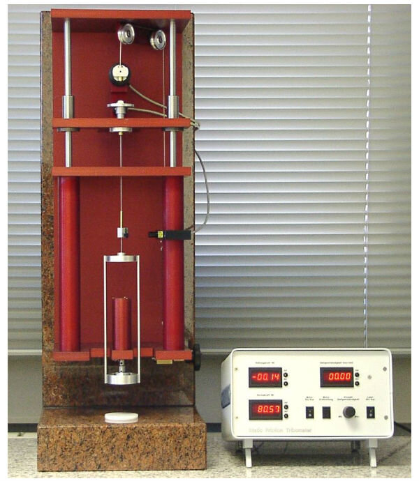 Статический фрикционный трибометр. Автор: Wsps - собственная работа, CC BY-SA 3.0, https://commons.wikimedia.org/w/index.php?curid=5410077