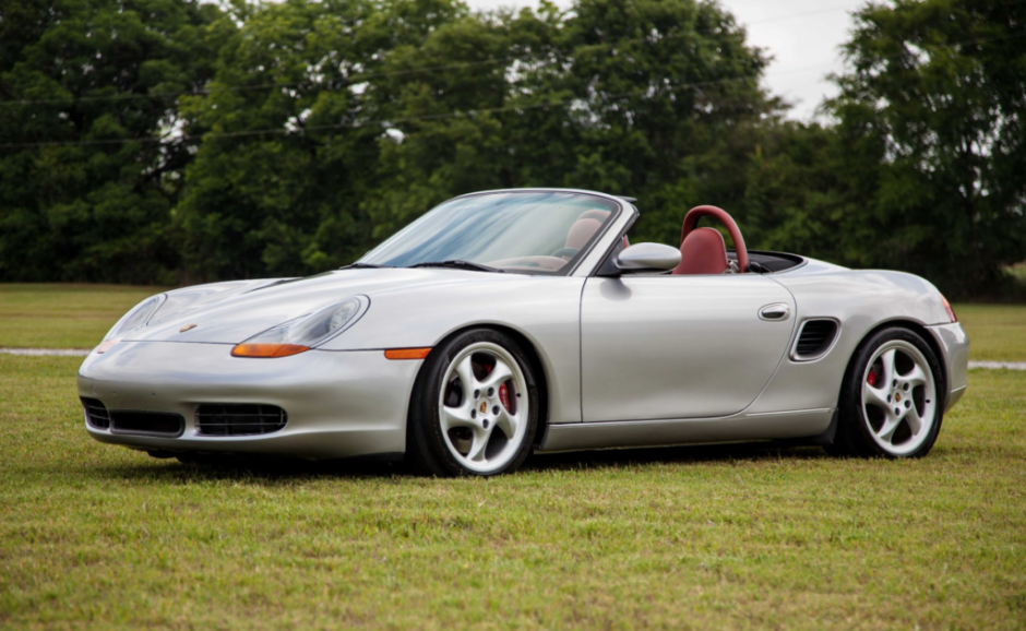 Boxster S - видны диски от 911(996) и дополнительное отверстие в переднем бампере посередине, где располагался радиатор.