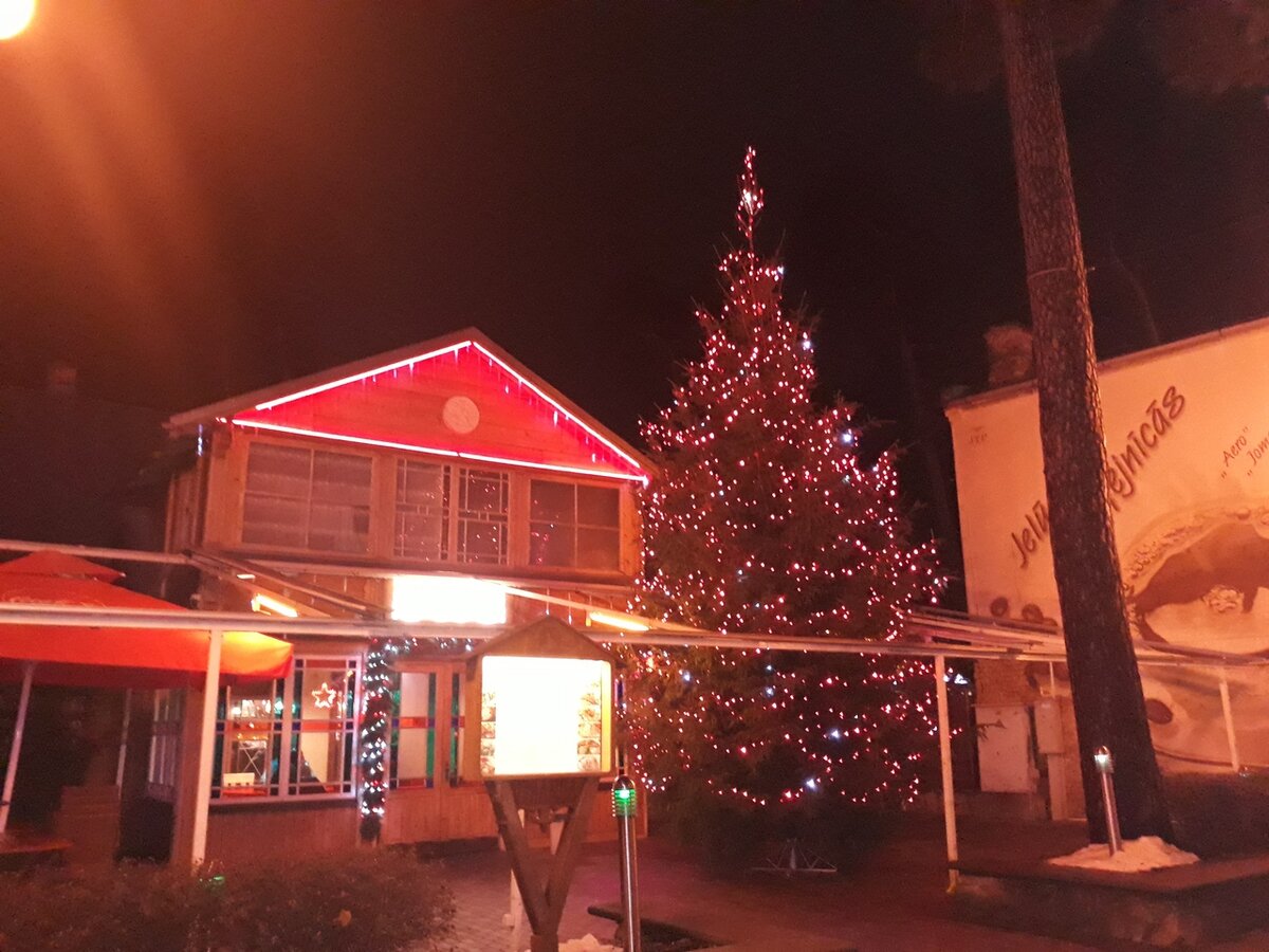 Девятого декабря в Юрмале ёлочки тоже были наряжены... 