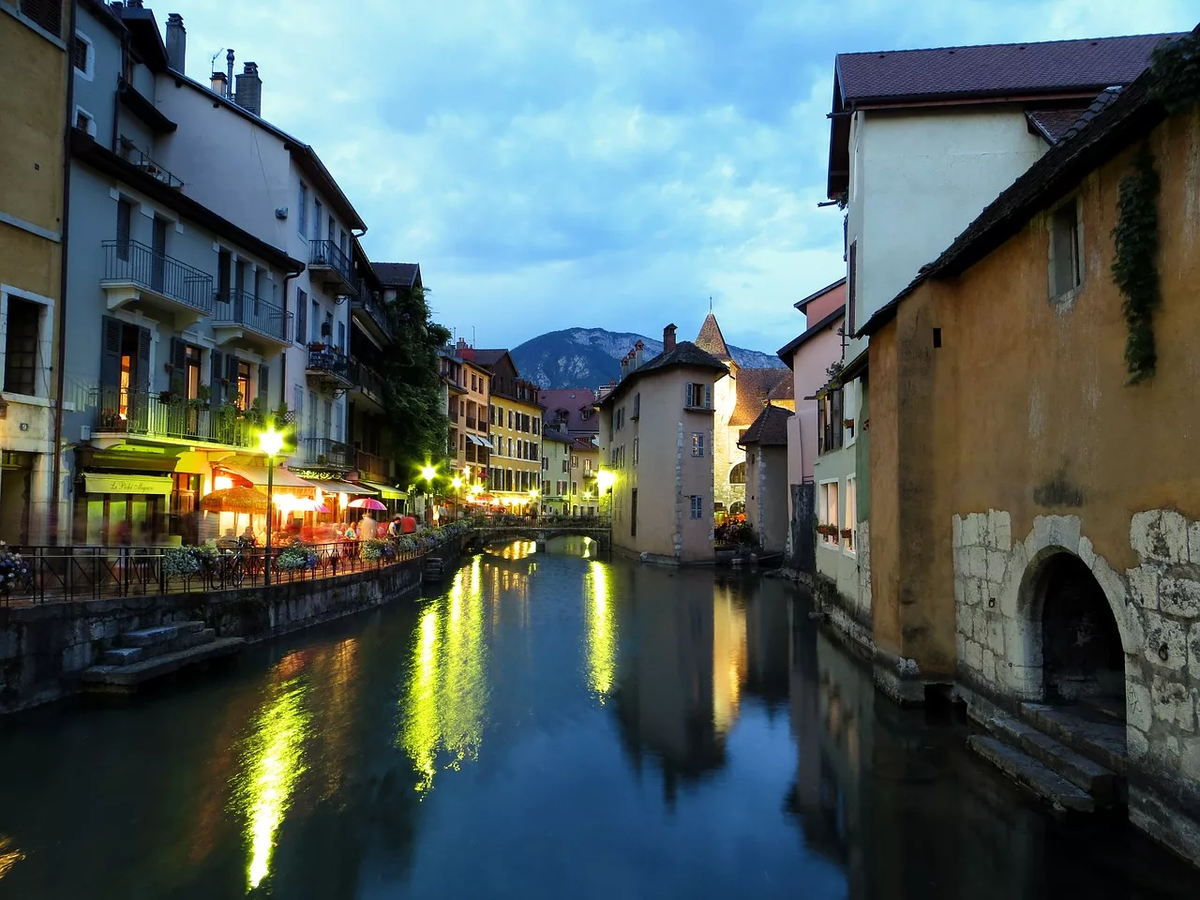 Анси франция. Annecy Франция. Река Анси. Анси Италия. Анси набережная.