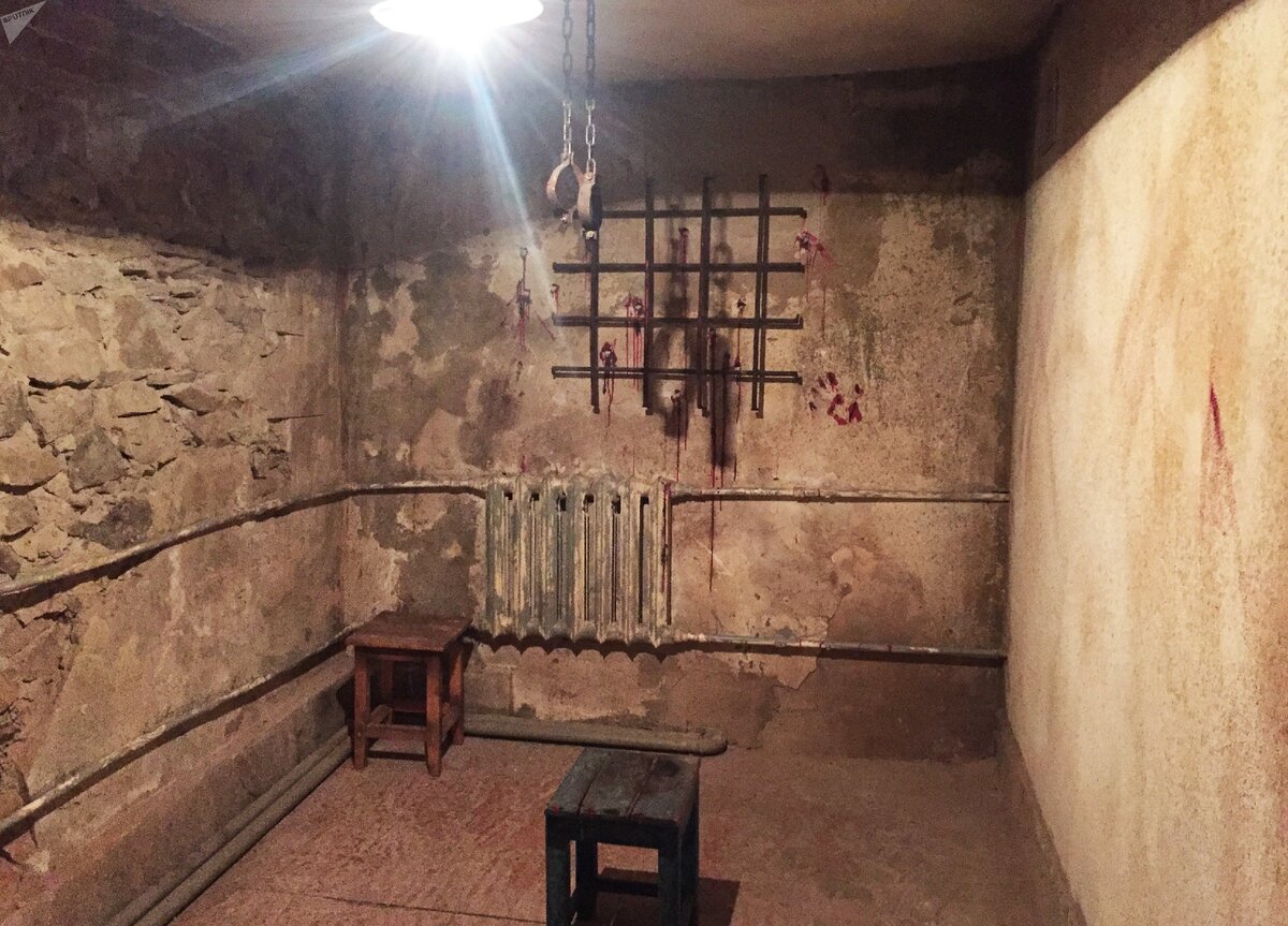 расстрел подвал. николай 2 дом ипатьева екатеринбург. расстрел подвал. комната расстрела царской семьи. расстрел подвал.