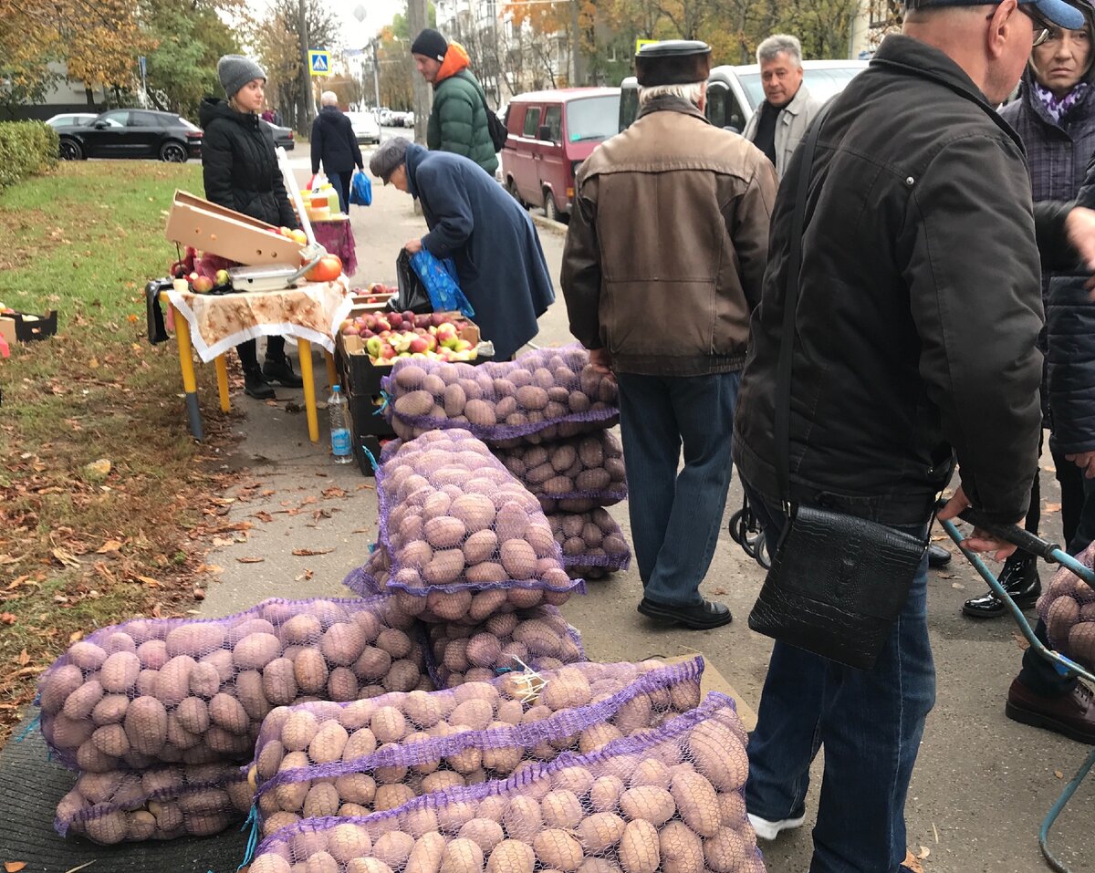 Лично видел, как к продуктовому рынку в Минске подъехал мужчина на "Лексусе". Купил мешок картошки и закинул в багажник. 