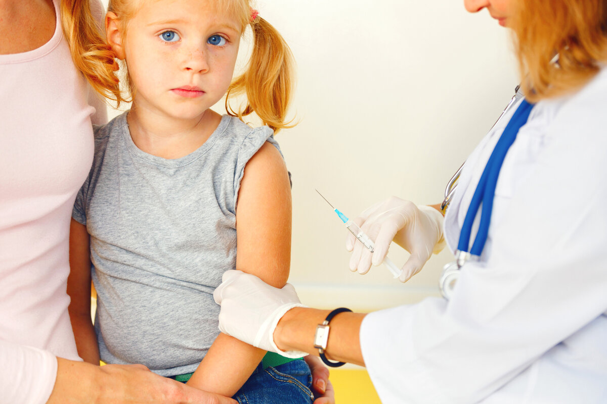 Поставить прививку ребенку екатеринбург. Вакцинация детей. Иммунизация детей. Вакцинопрофилактика у детей. Прививка малышу.