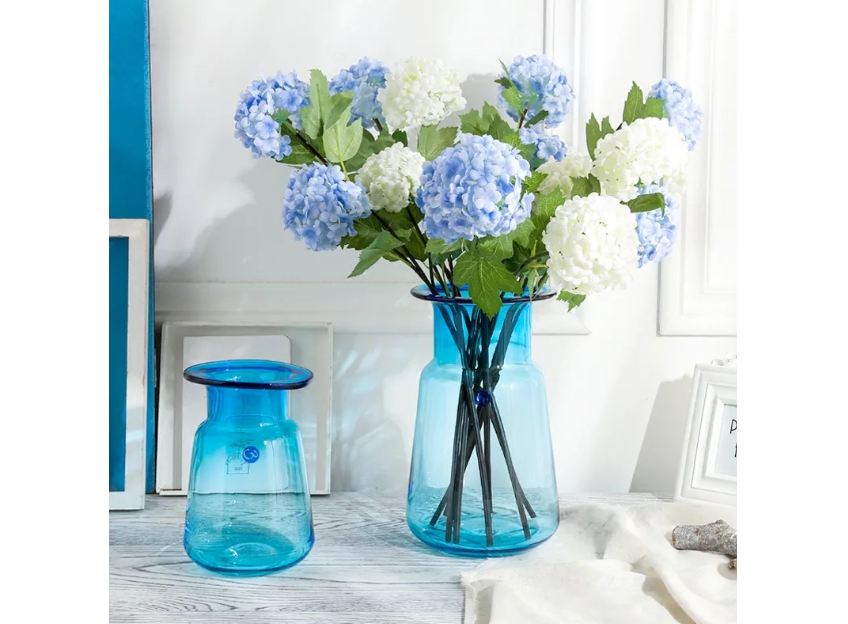Стеклянный синий цветок. Гортензии в вазе. Цветы гортензии в вазе. Вазы с цветами в интерьере. Голубые цветы в вазе.