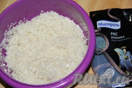 Рис для суши хорошо промыть, до прозрачной воды. Затем залить холодной водой и поставить на огонь. Время варки и количество воды указано на упаковке. Варить рис под крышкой на медленном огне до готовности.Готовый рис снять с огня и добавить рисовый уксус. Хорошо перемешать. Остудить рис до комнатной температуры. Огурец вымыть и нарезать на длинные брусочки. Рыбу нарезать на кусочки. Брынзу выложить в пакет или в кондитерский мешок с круглой насадкой.