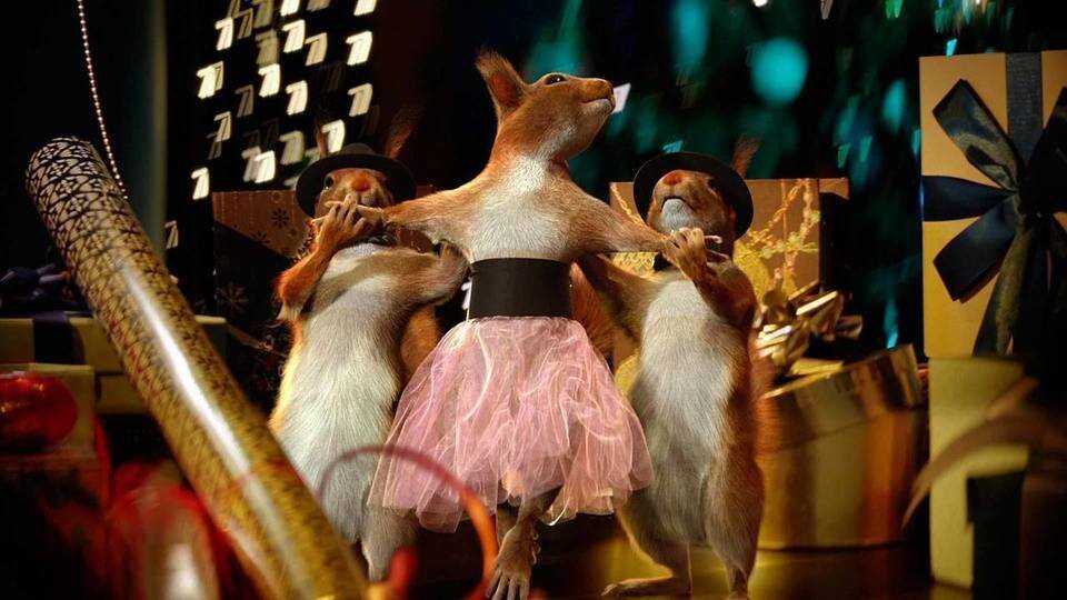 Кадр из рекламной заставки 1 канала "Новогодние белки"