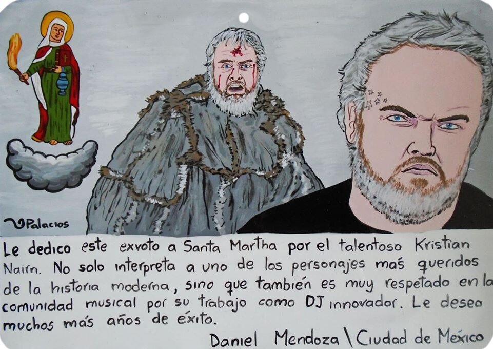 Посвящаю это эксвото Святой Марте в честь талантливейшего Кристиана Нэрна. Он не только сыграл одного из самых любимых персонажей современности, он еще пользуется уважением и среди музыкантов как новаторский диджей. Желаю ему долгих лет карьеры.Даниэль Мендоса \ Мехико