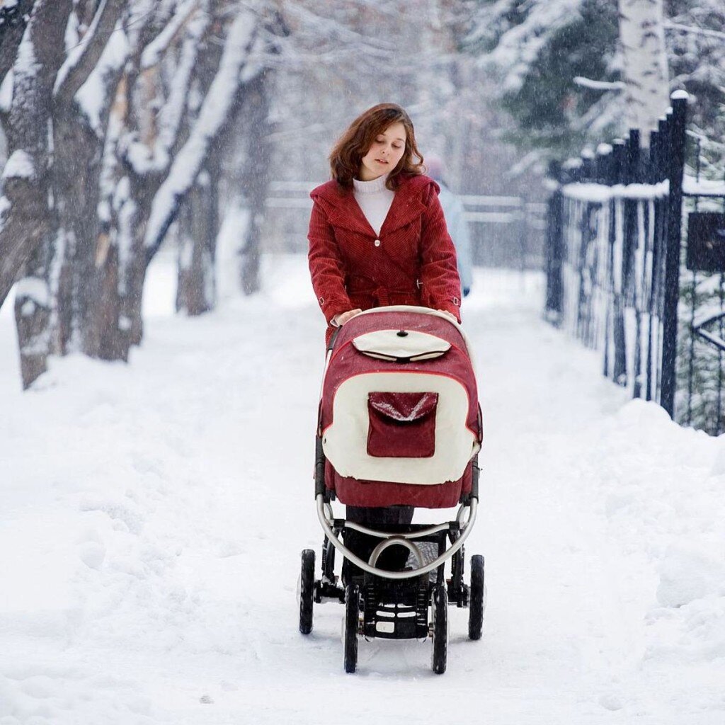Первые прогулки с новорожденным. Зимние коляски для детей. Фотосессия с коляской. Зимняя прогулка с коляской. Прогулочная коляска зимой.