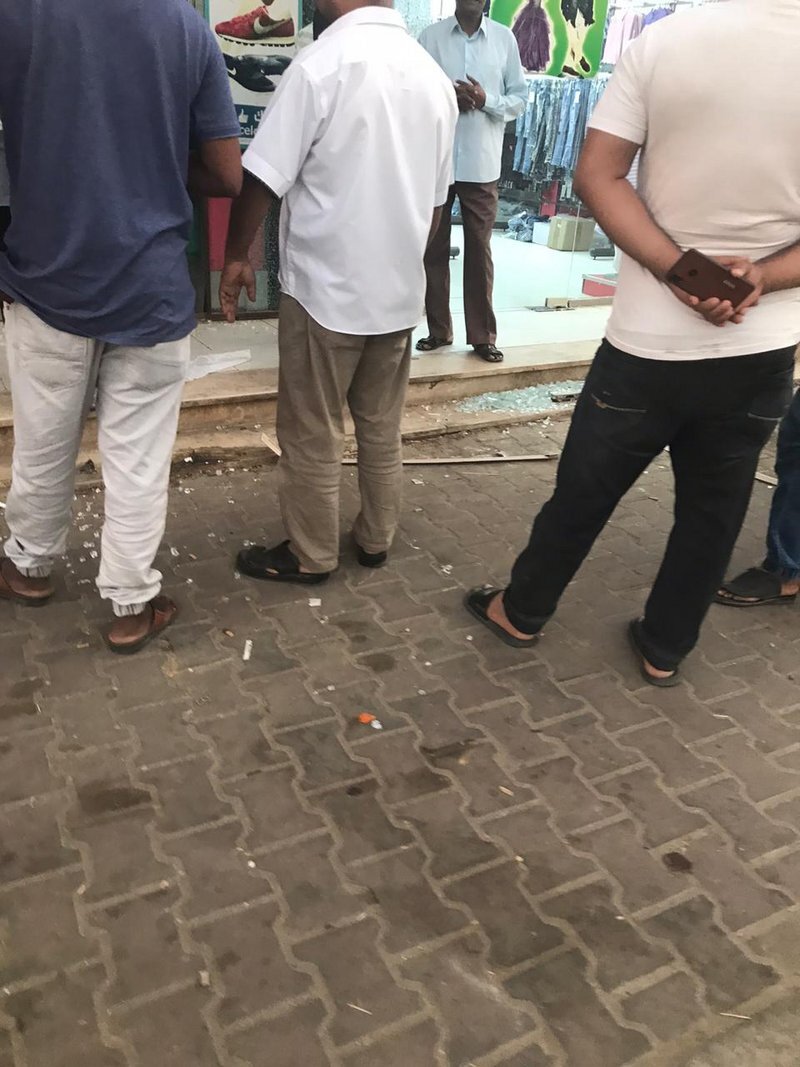 Девушка врезалась в витрины двух магазинов одежды в аль-Куз округ Кунфуза