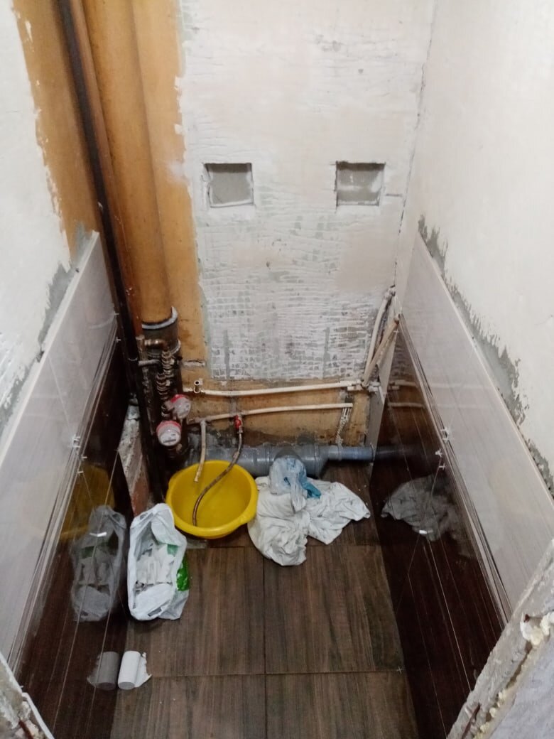 Мужчина показал как он сам ремонтировал туалет каждый вечер по 3 часа после работы. Фото До/После
