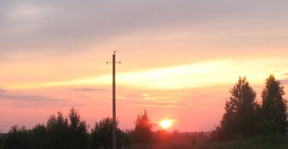 Яркое заходящее солнце слепило сквозь стекло, как фары встречного автомобиля