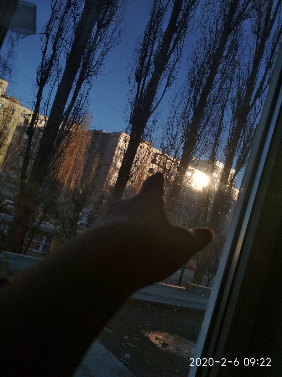 Вот прошли 3 недели с ограниченными способностями. Просто дело в том, что совсем недавно я сломала руку. А всё это произошло совсем нежданно : Я ехала с ИЗО радостная, слушала музыку и не думала о плохом. Доехала до нужной остановки, перешла дорогу и на своей остановке (где не было льда) каким-то образом подскользнулась и упала на левый бок оперевшись на руку. Когда я встала сразу же поняла что с рукой что то не так и боясь, что это перелом не двигала рукой. Прейдя домой у меня была сильная истерика, которую я не могла остановить. Слава богу папа в этот момент был дома и мы поехали сразу же в травмпункт. Там после осмотра и рентгена нам объявили, что это перелом (без смещения). Мне наложили гипс. Это было для меня испытание - которое у меня получилось преодолеть. Благодаря моим близким (родственникам, друзьям).